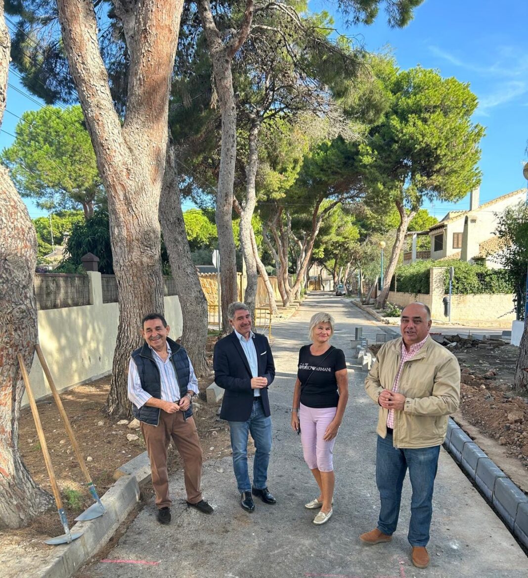 Councillor Mestre added that approximately 100 workers are currently engaged in various maintenance tasks across Orihuela Costa, including roadwork, gardening, and electrical services.