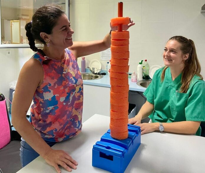 El equipo multidisciplinar de Casaverde Extremadura diseñó un programa de neurorrehabilitación individualizado y basado en evidencia que combina tecnología avanzada, coordinación terapéutica y una fuerte motivación del paciente.