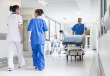 L'hôpital de Torrevieja investit 309 000 € pour rénover 40 % de ses lits L'hôpital de Torrevieja continue de maintenir sa politique de chambre individuelle pour la plupart des zones d'hospitalisation, offrant ainsi plus d'intimité et d'espace aux membres de la famille.