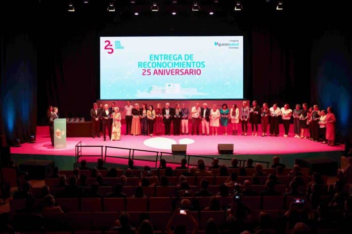 Ziekenhuis Quirónsalud Torrevieja vierde zijn 25-jarig jubileum met een levendig gala in het Torrevieja International Auditorium, waar meer dan 500 gasten aanwezig waren