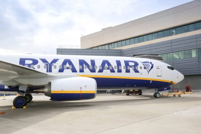 Más allá del número de pasajeros, la presencia de Ryanair aporta importantes beneficios económicos a la provincia. Según Ruiz, las operaciones de la aerolínea en Alicante generan alrededor de 6.700 empleos directos e indirectos.
