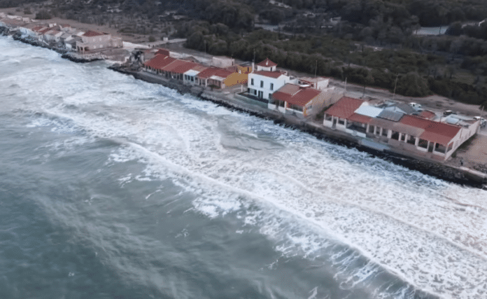 Departementet argumenterer for at rivingen av strandboligene – bygget uten gyldige brukssedler på offentlig maritim-terrestrisk grunn – strengt tatt faller inn under statlig myndighet, ikke regional kompetanse.