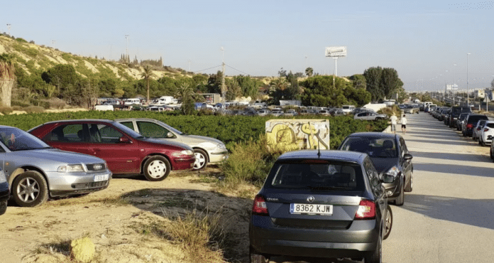 The market next to the N-332 in Guardamar del Segura, known as El Fogón de Guardamar, reopened its doors this Sunday despite a municipal order mandating its closure. The reopening occurred after the seals placed by the Local Police were broken.