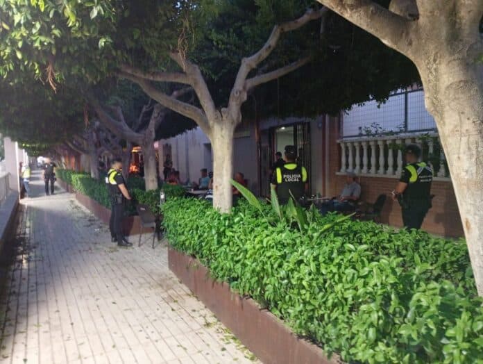 Une descente de police menée tard dans la nuit dans une boîte de nuit populaire de Rojales s'est soldée par sept arrestations et de multiples inculpations pour possession de drogue et d'armes, selon les autorités espagnoles.