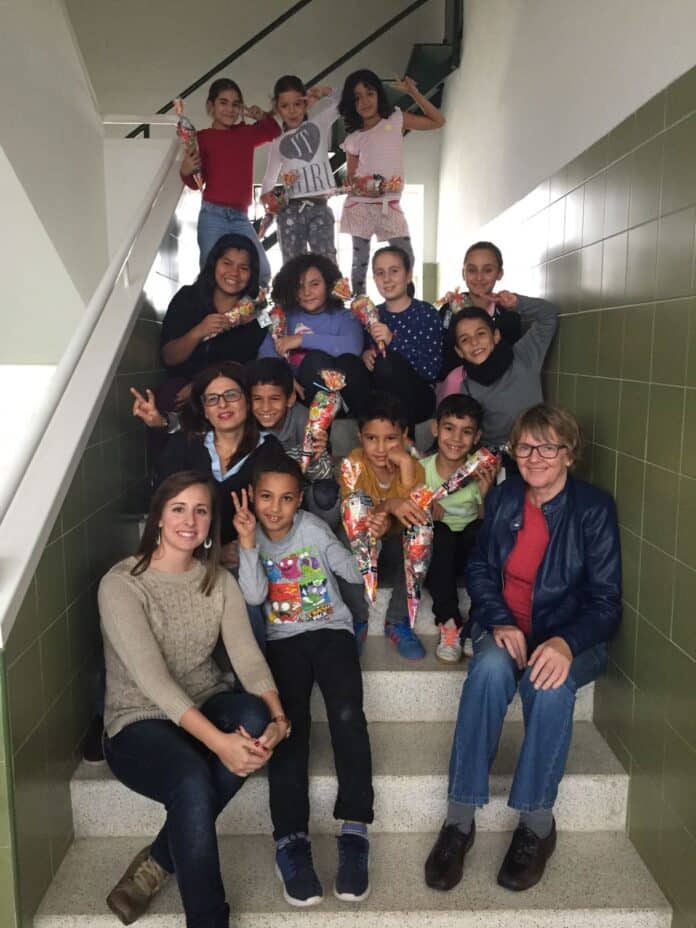 Durante muchos años, el grupo de teatro ADAPT ha tenido la suerte de tener una estrecha relación con la escuela primaria local de San Pedro “Las Esperanzas”, que nos proporciona cada año un grupo de niños de escuelas locales que actúan en nuestros pantos para el deleite de todos los involucrados.
