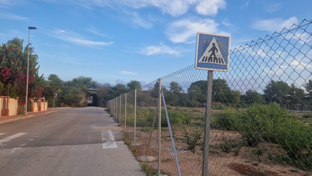 Local residents, organized under the association Costa Campoamor, accuse the developer of illegally fencing off parts of public land and blocking roads.