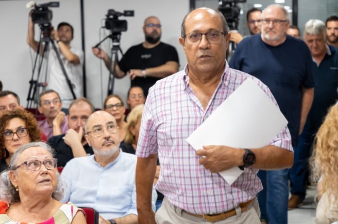 José Sampere, portavoz socialista, afirmó que el alcalde está "debilitando la participación democrática en nuestro ayuntamiento" por "impidiendo el normal desarrollo de las sesiones plenarias, ignorando nuestras propuestas y limitando el derecho de información de los vecinos."