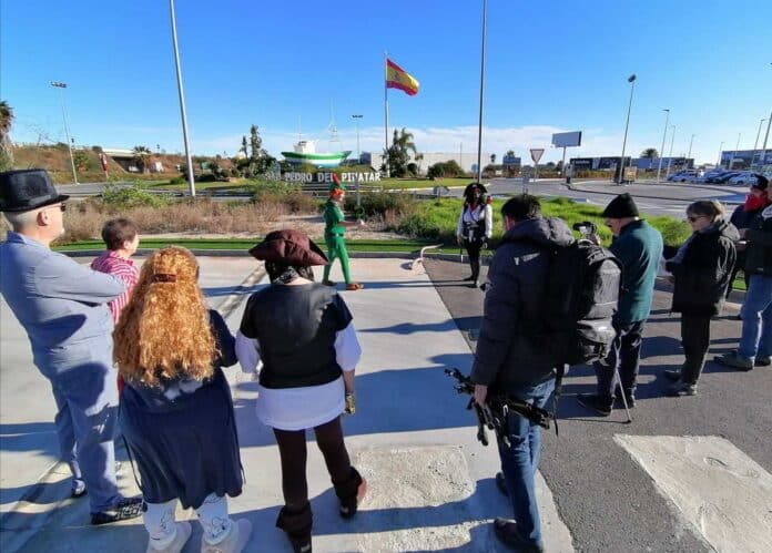 Una de las características únicas de las pantomimas del grupo ADAPT Theatre es el uso de videos en locaciones para contar parte de la historia, filmados en lugares familiares alrededor de San Pedro y que a menudo involucran a personas muy conocidas en el área.