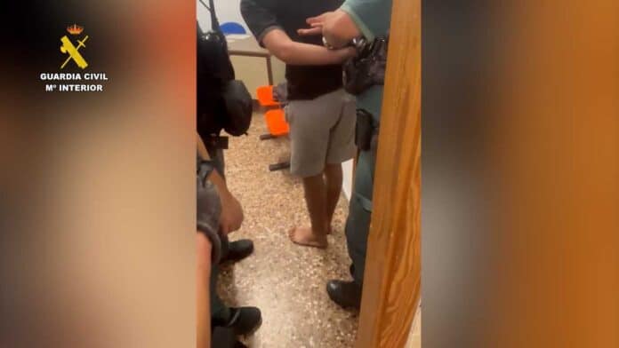 Ожесточенная полицейская погоня по улицам Торревьехи завершилась арестом двух мужчин 25 и 33 лет после безрассудного преследования, в результате которого пострадал пешеход и были повреждены несколько автомобилей.