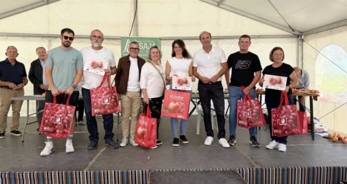 «For meg», sa Torres, «er det like enkelt å kutte granatepler som å gre håret. Familien min spiser dem ofte, og jeg har kuttet dem i mange år.»