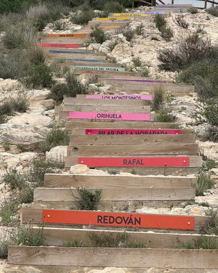 Mayor Vicente Cases said the stairs “symbolically unite the comarca from its heart, reminding us that each town has its own identity but shares a common history and future.”