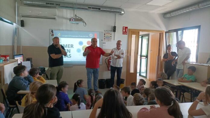 Víctor Valverde, conseiller chargé des situations d'urgence, a déclaré : « Nous voulons promouvoir l'autoprotection aussi bien dans les salles de classe qu'à la maison, et nous assurer que les élèves comprennent l'importance d'appeler le 112 en cas d'urgence. »