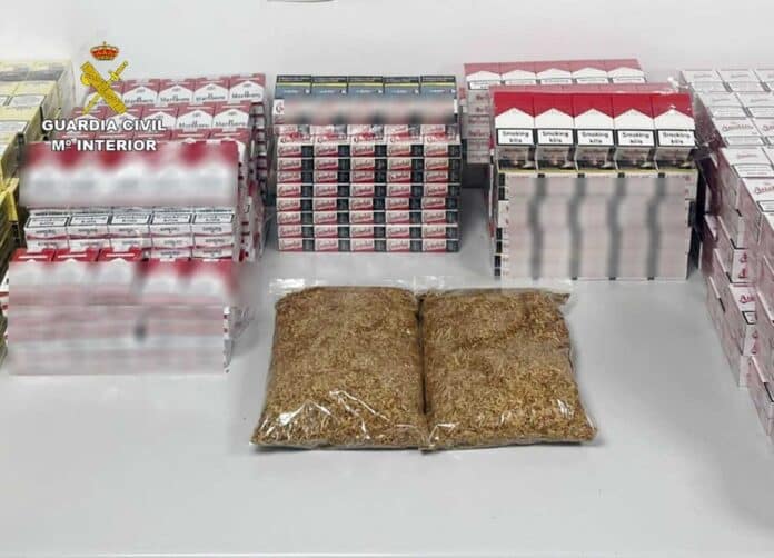 La Guardia Civil de la Región de Murcia ha desmantelado un punto clandestino de distribución de tabaco en La Manga del Mar Menor (Cartagena), incautando cerca de 2.000 cajetillas de cigarrillos de contrabando y un kilo de tabaco suelto.
