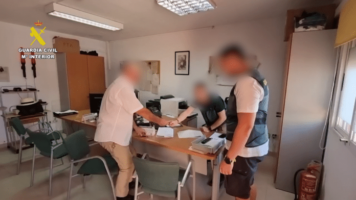 En cuestión de horas, se localizó el automóvil y los investigadores se concentraron en un sospechoso: un hombre sin dirección fija, conocido por moverse entre casas vacías o abandonadas en el área.