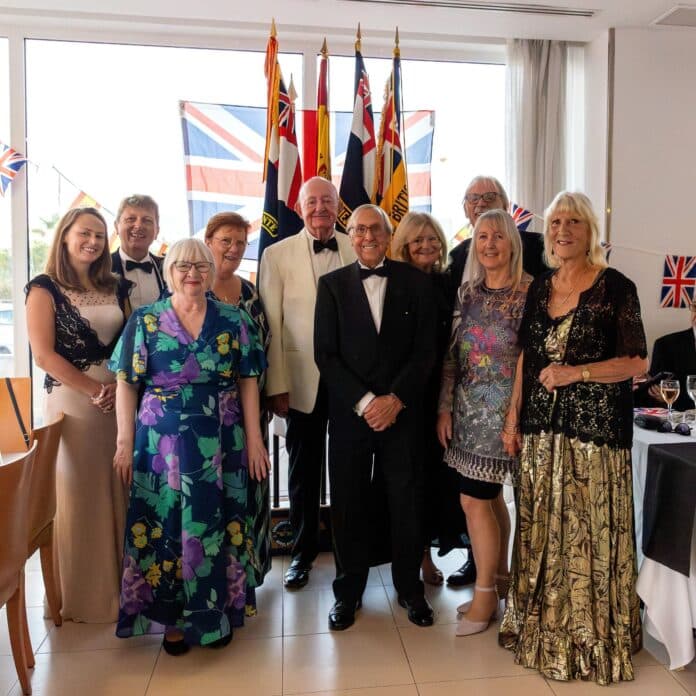 RNATB-scheepsmaten (S/M's), hun families en gasten konden de eregast ontmoeten, de onlangs benoemde Defensieattaché | Britse ambassade in Madrid, kapitein Antony Crabb van de Koninklijke Marine (RN) en zijn vrouw Caroline Tuckett.