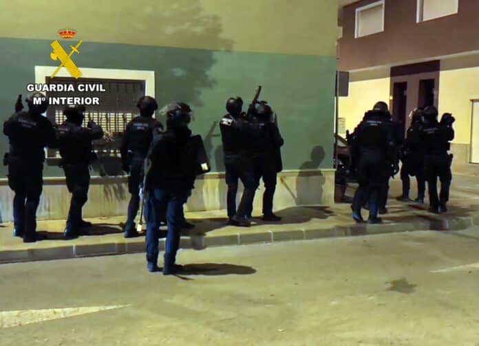 La Guardia Civil ha desmantelado el que, según las autoridades, era el punto de venta de droga más activo de Torre Pacheco, y ha detenido a tres miembros de la misma familia sospechosos de dirigir una red criminal.
