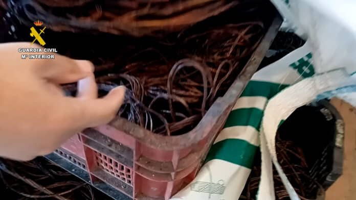 La Guardia Civil et la police locale ont arrêté deux suspects en flagrant délit de revente de cuivre quelques heures seulement après l'avoir volé.