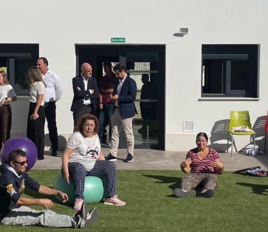 Nytt dagsenter gir håp til mennesker med alvorlige psykiske helseproblemer i Torrevieja Dagsenteret «Torrenova», som ligger på Avenida de las Cortes Valencianas ved siden av det eksisterende CRIS (senteret for sosial rehabilitering og integrering), åpnet dørene 20. oktober. Det kan nå tilby daglig omsorg og støtte til opptil 30 personer, samt skape rundt et dusin nye arbeidsplasser for lokale fagfolk.