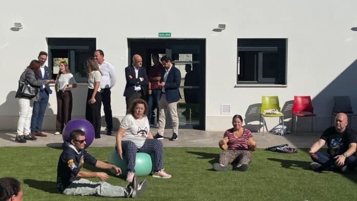 Le centre de jour « Torrenova », situé sur l’Avenida de las Cortes Valencianas à côté du CRIS (Centre de réadaptation et d’intégration sociale) existant, a ouvert ses portes le 20 octobre. Il peut désormais assurer une prise en charge et un accompagnement quotidiens à une trentaine de personnes et a également créé une douzaine d’emplois pour des professionnels locaux.