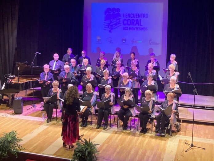Op 8 november gaf het Crescendo Choir ook een concert met muziek uit de hele wereld op de School of Music and Culture in Los Montesinos