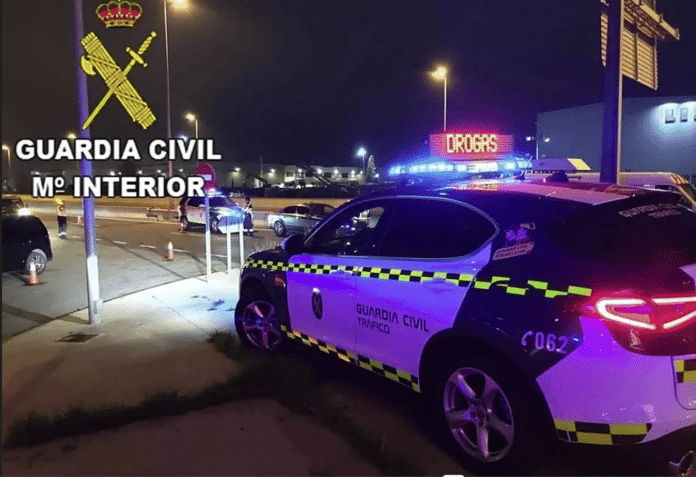 Se unieron a la búsqueda refuerzos de la Policía Nacional y, finalmente, en una curva pronunciada, el coche redujo la velocidad lo suficiente para que los agentes pudieran saltar dentro y efectuar la detención.