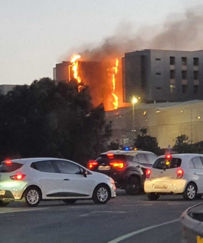 G6rhEnvWcAAsiKy Firefighters in Cartagena brought a blaze at the city’s main medical facility, the Santa Lucía Hospital, under control in just half an hour, thanks to swift action, the fire station’s proximity, favourable wind conditions, and the timing of the incident.