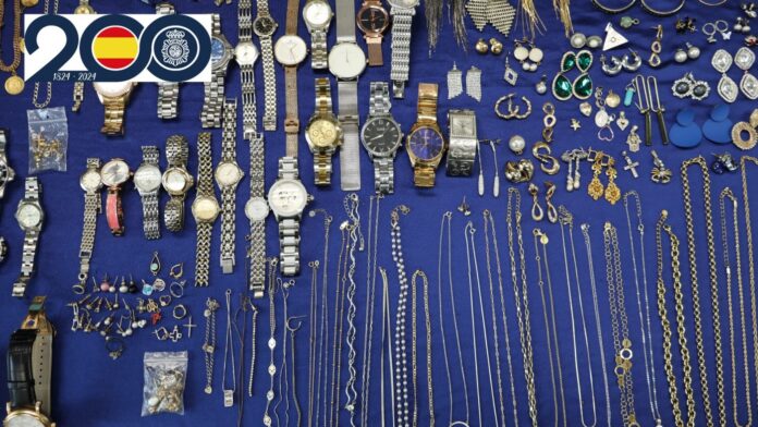 Podczas przeszukania trzech nieruchomości w regionie odkryto prawdziwą kopalnię skarbów: luksusowe zegarki, sterty biżuterii, telefony komórkowe, gotówkę i cały zestaw sprzętu włamywacza — a także trzy samochody służące do ucieczki.