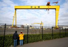 El astillero de Harland & Wolff en Belfast se retrasa y la construcción del buque de la Marina Real se traslada a España. El astillero de Belfast, propiedad de Harland & Wolff, no estará listo para comenzar a trabajar en un importante contrato del Ministerio de Defensa por 1.6 millones de libras hasta mediados de 2026, según el director en el Reino Unido de su nueva empresa matriz.