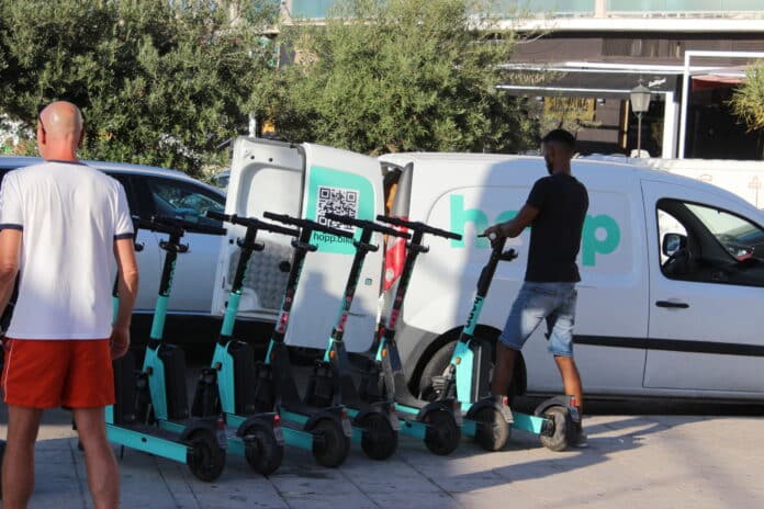 Un contrat très attendu, destiné à structurer le service de trottinettes électriques d'Orihuela Costa, est actuellement bloqué par un recours juridique, contrairement aux récentes informations locales qui laissaient entendre qu'une attribution définitive avait été effectuée.