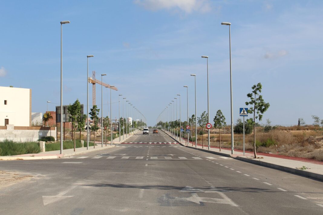 The council will hand over a 4,500-square-metre plot in the centre of town, divided into 30 small lots. The catch? You’ve got to be under 40, live in Benijófar, and build the house yourself.