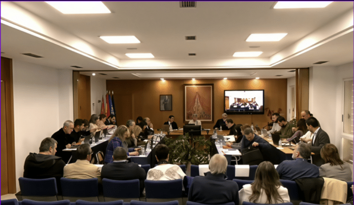 Orihuela’s municipal council convened its ordinary plenary session on Thursday in Playa Flamenca, marking the first time the meeting was held at the Costa town hall.