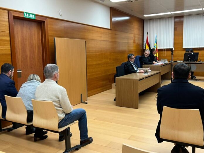 Der Prozess gegen Vegara und vier Geschäftsleute wurde vor zehn Monaten unterbrochen, als sein Anwalt erkrankte. Das Gericht hat die Verhandlung nun neu angesetzt und plant zwei zusätzliche Sitzungen in diesem Monat.