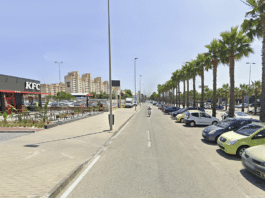 « Un adolescent poignardé en plein jour ! L’horreur dans une école de Torrevieja » Un après-midi ordinaire s'est transformé en cauchemar lorsqu'un garçon de 16 ans a été poignardé à deux reprises par un jeune de 17 ans près d'un restaurant KFC sur l'Avenida de las Cortes Valencianas, mercredi.