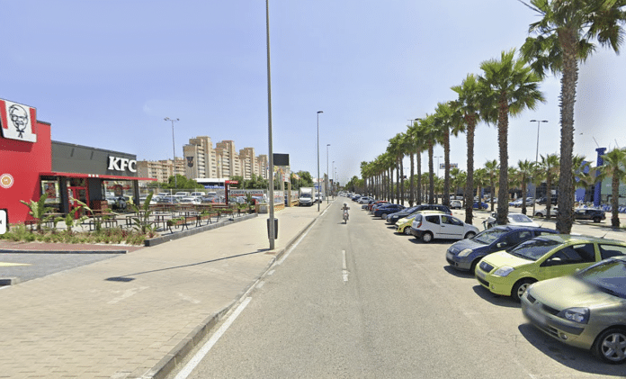 Zwykłe popołudnie zamieniło się w koszmar, gdy w środę 16-latek został dwukrotnie dźgnięty nożem przez 17-latka w pobliżu KFC na Avenida de las Cortes Valencianas.