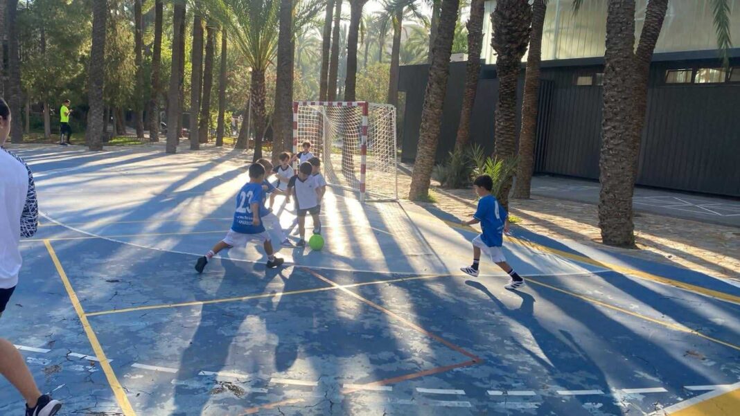 Der Stadtrat von Orihuela hat offiziell einen Vertrag über 14.14 Millionen Euro für die Bereitstellung von Sportpersonal, Hilfskräften, Wartungs- und Reinigungsdiensten für städtische Sportanlagen vergeben.