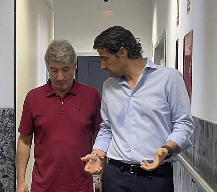 Mientras que el alcalde de Orihuela, Vegara, ocupa el tercer puesto en el ranking con un salario bruto anual de 66,236 €, Eduardo Dolón, de Torrevieja, percibe un salario bruto anual de 38,284.63 € aunque no está en régimen de dedicación exclusiva a la alcaldía.