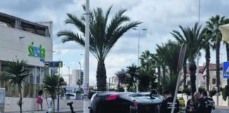 Woman Rescued After Car Overturns in La Zenia According to sources from the Provincial Consortium, the woman was stabilized by paramedics before being transported to a nearby hospital for further evaluation.