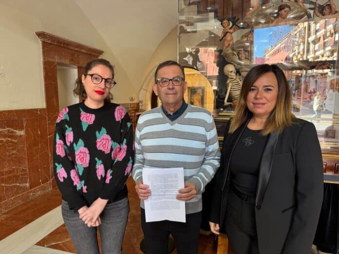 Bystyrerepresentant Leticia Pertegal i Cambiemos Orihuela kaller situasjonen «skammelig», og sier at mangelen på åpenhet hindrer bystyrerepresentantene i å utføre sine juridiske tilsynsplikter og reiser bekymring for hva som kan være skjult.