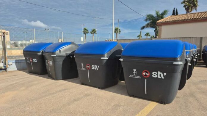 Pilar de la Horadada verstärkt seine Recyclingbemühungen mit der Ankunft von 440 brandneuen Wertstoffcontainern und einem neuen 26 Kubikmeter fassenden Seitenlader-LKW, der die Abfallsammlung schneller, leiser und effizienter gestalten soll.