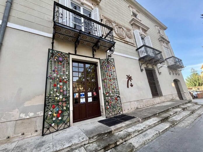 De nieuwe voorzieningen worden op belangrijke locaties in de stad geïnstalleerd om maximale toegankelijkheid en functionaliteit te garanderen.