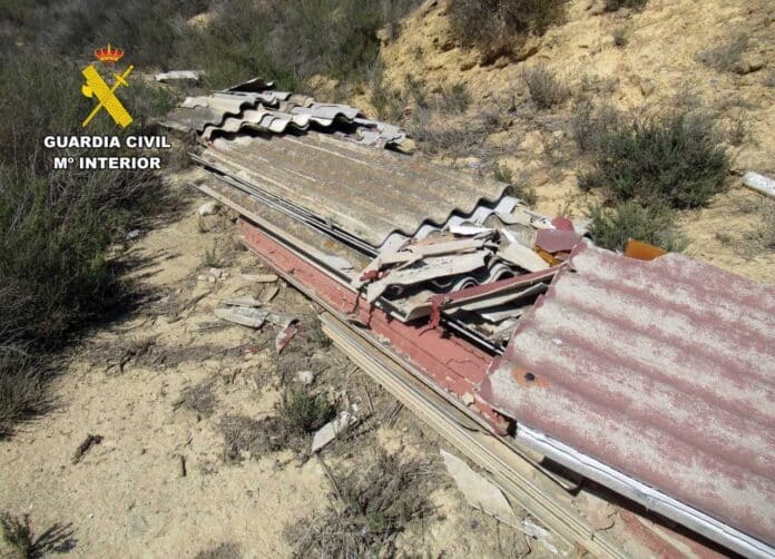 D'après les enquêteurs, l'entreprise proposait des services de désamiantage sans les permis requis ni les plans de travail légaux. Elle effectuait ensuite les travaux sans respecter les protocoles de sécurité ni les évaluations des risques.