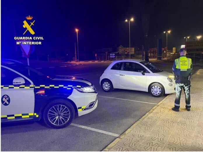 Pojazd ostatecznie zjechał z autostrady na zjeździe 737 w Almoradi, gdzie funkcjonariuszom udało się go zatrzymać na drodze CV-912 po tym, jak przejechał w sumie 17 kilometrów pod prąd.