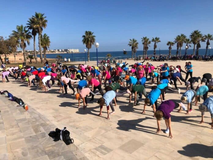 'Mayores en Marcha Orihuela Costa' es un evento comunitario que promueve la salud, el fitness y el envejecimiento activo.