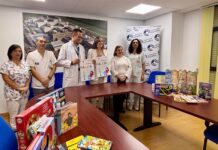 Nytt «reisekoffert»-prosjekt skaper lese- og lekeplass for innlagte barn «Målet er å følge barn og familiene deres gjennom en vanskelig tid», sa bystyrerepresentant Portugal. «Vi ønsker at sykehusoppholdet deres skal føles litt mer imøtekommende, litt mer som hjemme – og gi dem gjenopptatt kontakt med kjente rutiner som lesing og lek.»