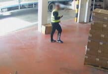 Mann arrestert i Novelda for tyveri av garderober på arbeidsplassen Ifølge den sivile garde forkledde den mistenkte seg som en ansatt – ofte iført refleksvester eller arbeidsuniform – for å komme ubemerket inn i selskapets anlegg. Da han var inne, stjal han personlige eiendeler og bankkort, og brukte dem senere til uredelige kjøp.