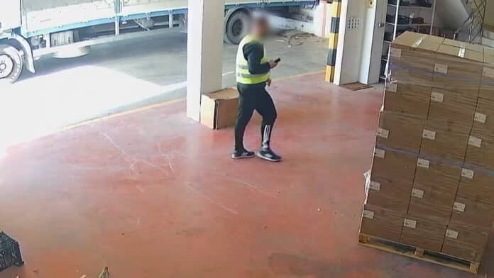 D'après la Garde civile, le suspect se déguisait en employé – portant souvent des gilets réfléchissants ou des uniformes de travail – pour pénétrer incognito dans les locaux de l'entreprise. Une fois à l'intérieur, il dérobait des effets personnels et des cartes bancaires, qu'il utilisait ensuite pour des achats frauduleux.