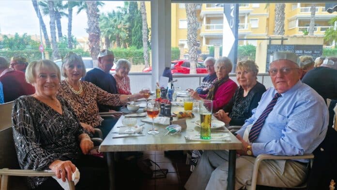 Diese Gruppe von fast 50 Mitgliedern, die im Grunde eine liebevoll bewahrte Sammlung geschätzter Erinnerungen und fragwürdiger Knie darstellt, stürzte sich mit großem Enthusiasmus auf das Lokal.