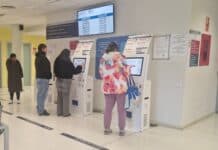 Jak korzystać z nowych automatów do odprawy w szpitalu w Torrevieja Szpital w Torrevieja zainstalował nowe cyfrowe terminale do rejestracji, aby umawianie wizyt stało się szybsze i wygodniejsze.