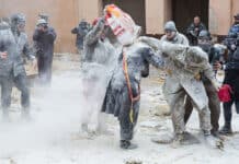 Mel-tåper, galopperende budbringere og heldige druer I byen Ibi markeres 28. desember av en av de mest anarkiske og underholdende fiestaene i regionen: Els Enfarinats.