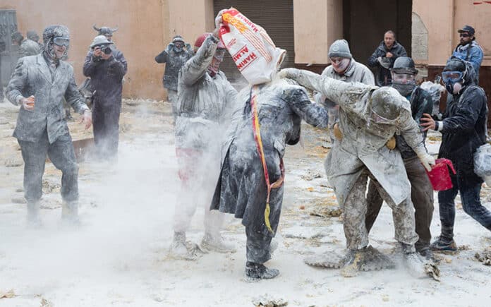In het stadje Ibi wordt 28 december gevierd met een van de meest anarchistische en vermakelijke feesten in de regio: Els Enfarinats.